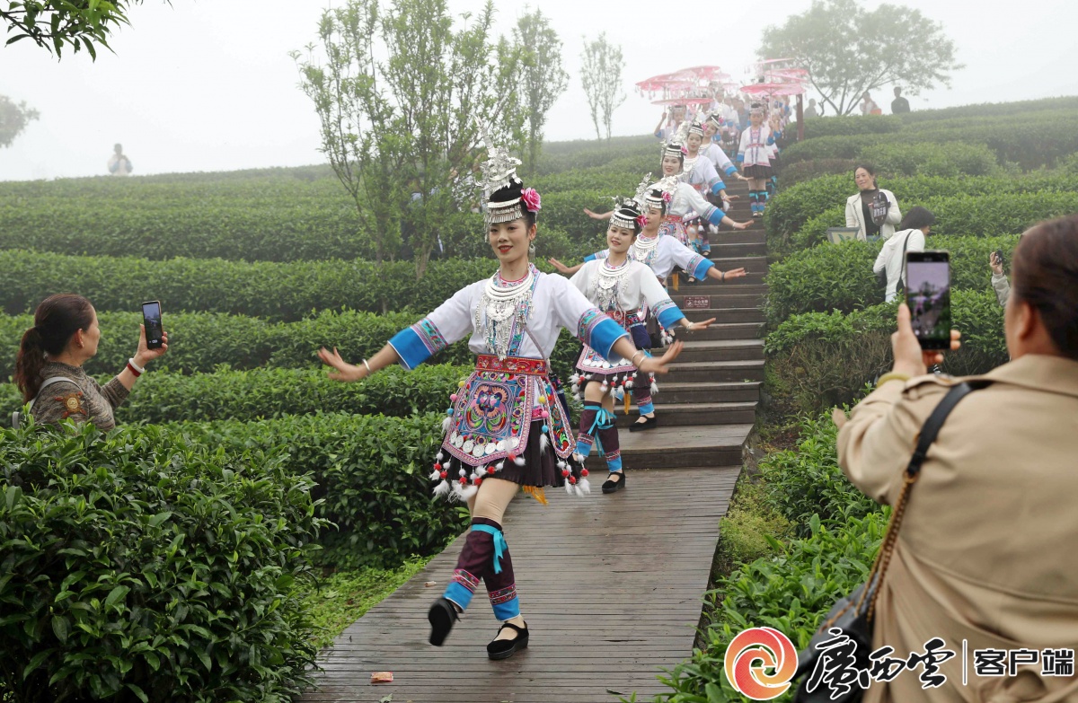 华服当潮丨撞色美学！侗族衣饰的高级配色(图8)